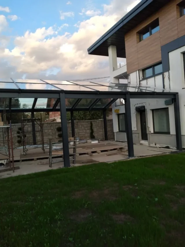 Staklena nadstrešnica nad terasom i dvorištem porodične kuće, rad Glass HR