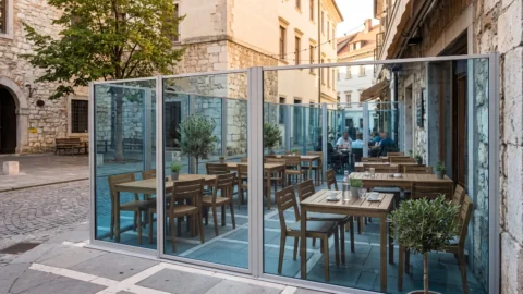 Ugostiteljska bašta zaštićena staklenim vjetrobranom sa aluminijskim profilima